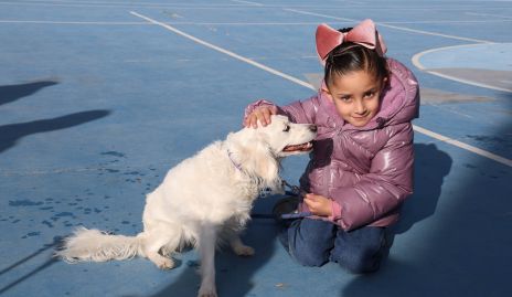  Maca con su mascota Simona.