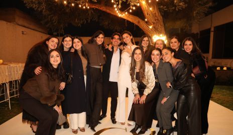  José María Rodríguez y Cristina Nava con las amigas de ella.