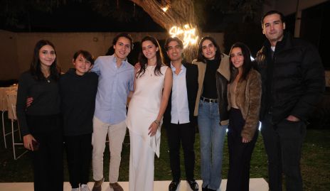  Los novios con sus hermanos.