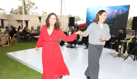  Claudia Martínez Abaroa bailando con su hermana Pilar.