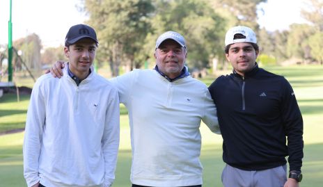  César Morales con sus hijos Santiago y César.