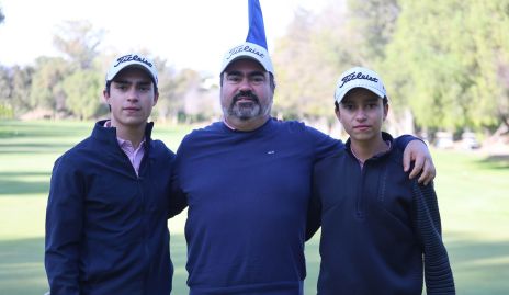  Juan José Leos con sus hijos Juan José y Patricio.