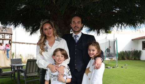  María Torres y Santiago Zamanillo con sus hijos Santi y María Inés.