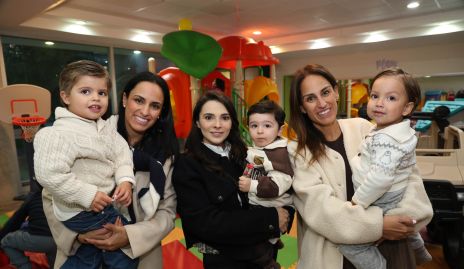 Natalia Leal con José Manuel, Miriam Ortiz con Anuar y Gloria Leal con Lorenzo.
