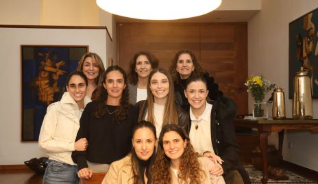  Sofía Hernández con sus tías y primas.