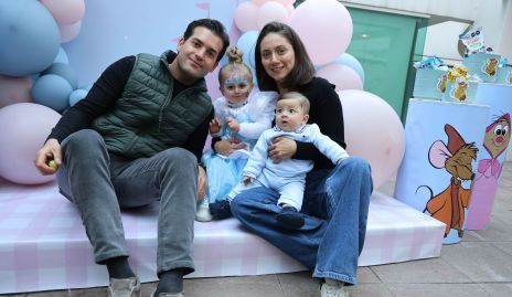  Pablo Zendejas y Nayelli Maya con sus hijos Paula y Pablito.
