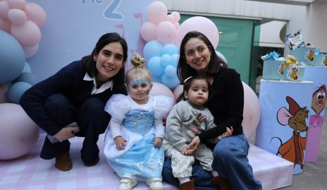  Mariana Rodríguez y Nayelli Maya con sus hijas Paula y Marina.