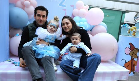  Pablo Zendejas y Nayelli Maya con sus hijos Paula y Pablito.