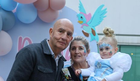  Paula con sus abuelitos José Zendejas y Silvia Foyo.