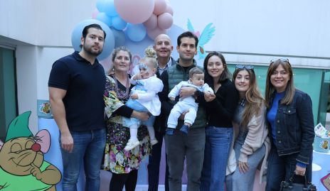  Paula con sus papás, tíos y abuelos.