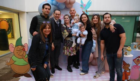  Paula con sus papás, tíos y abuelos.