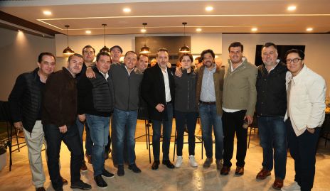  Xavier Castro con su hijo Xavier y sus amigos.