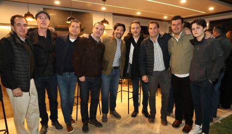  Xavier Castro con su hijo Xavier y sus amigos.