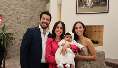  José Manuel Lázaro, Natalia Navarro y Valeria Navarro con Lourdes.