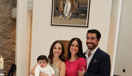  Lourdes con su madrina Valeria Navarro y sus papás Natalia Navarro y José Manuel Lázaro.