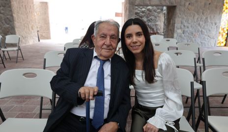  José Manuel Lázaro con su nieta Ilse Lázaro.