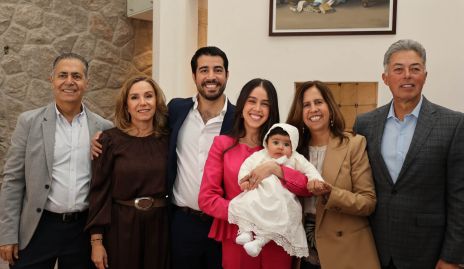  Lourdes con sus abuelos y papás, José Manuel Lázaro, Beatriz Lavín, José Manuel Lázaro, Natalia Navarro, Claudia Nava y Jaime Navarro.