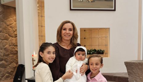  Beatriz Lavín con sus nietos Inés, Lourdes y Memo 