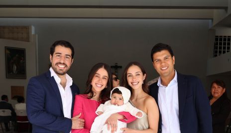  José Manuel Lázaro, Natalia Navarro, Valeria Navarro y Juan Manuel Piñero con Lourdes.