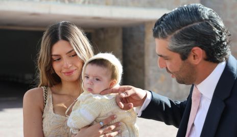  María José Macías y Jerónimo Labastida con su ahijado Mauricio.