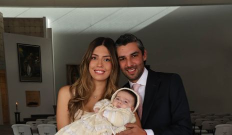  María José Macías y Jerónimo Labastida con su ahijado Mauricio.