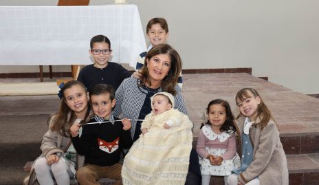  Marus Hernández con sus nietos.