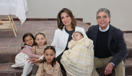  Lourdes Velázquez y Manuel Álvarez con sus nietos.