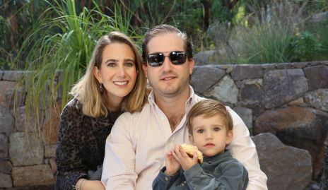  Lucía Martín Alba y Pablo Torres con su hijo Pablo.