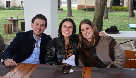 Oscar Mendizábal, Paulina González e Isabela Galván.