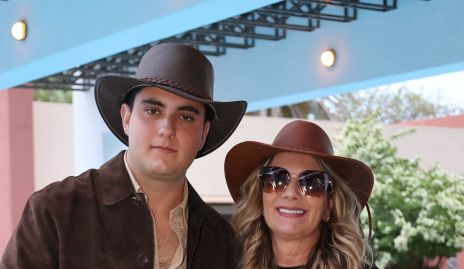  Javier Alcalde Payán con su mamá Verónica Payán.