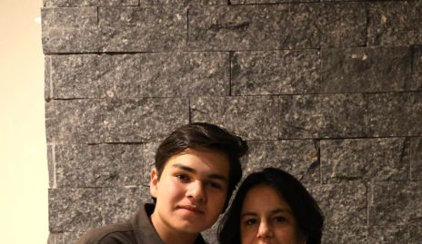 José Luis Barrón con su mamá Andrea de la Torre.