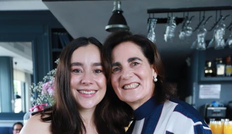  Nuria Ledezma con su mamá Tere Raymond.
