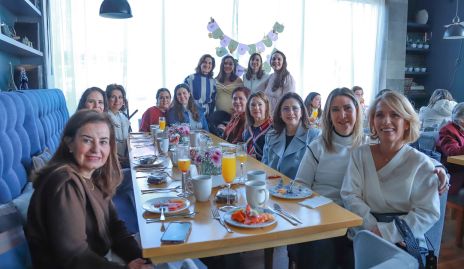  Nuria con su mamá, sus hermanas y las amigas de su mamá.