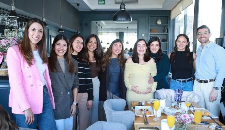  Nuria Ledezma con sus amigos.