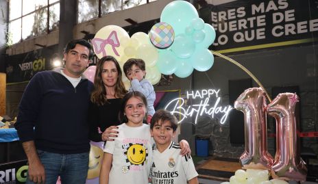  Manuel Labastida y Eunice Camacho con sus hijos Jero, Paula y José Manuel.