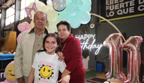  Manuel Labastida y Flor Hernández con su nieta Paula.