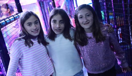  Luciana y Natalia Leos con Miranda Calvillo.