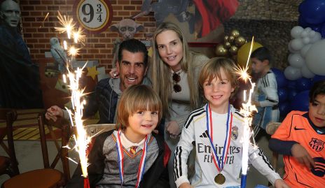  Alejandro Valladares y Miriam Huber con sus hijos Luca y Ale.