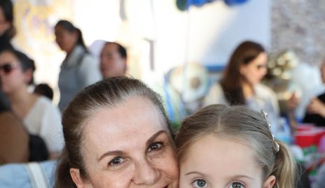  Raquel Eichelman con su nieta Emilia.