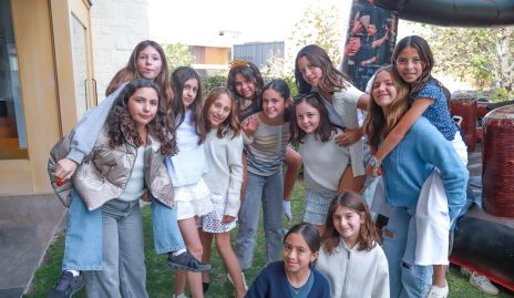  Ana Jose con sus amigas.