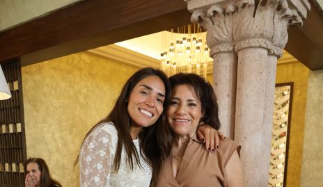  Adry Botello con su mamá Yolanda Martínez.
