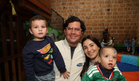  Rodrigo Palos y Yusa de la Rosa con sus hijos Julián y Alonso.