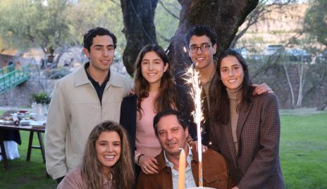  Jorge Morales con su novia Sofía López y sus hijos Pablo, Julia, Andrés y Fernanda.
