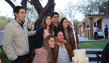  Jorge Morales con su novia Sofía López y sus hijos Pablo, Julia, Andrés y Fernanda.