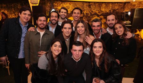  María José Macías y Jerónimo Labastida con sus hermanos y amigos.