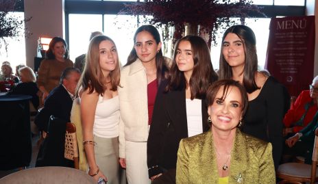  Renata, Valeria, Inés y María con Mari Esper.