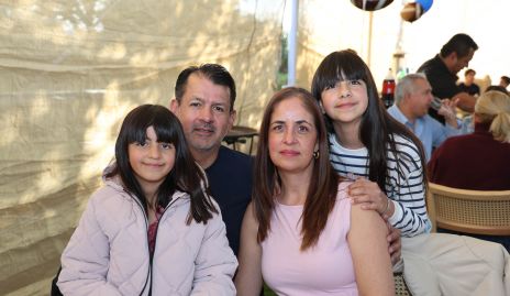  Obed Gutiérrez y Paola Soto con sus hijas Emma e Inés.