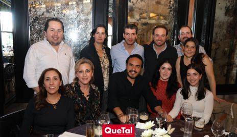  Diego Vivanco con sus invitados.