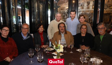  Diego Vivanco Gómez con sus papás y sus amigos.