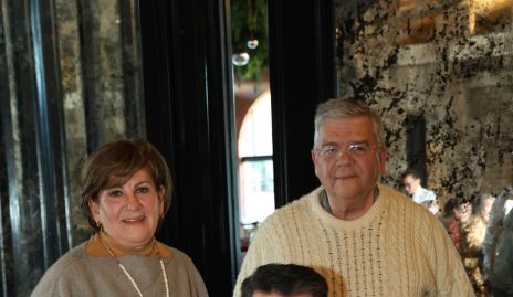  Chita Gómez y Fernando Vivanco con su hijo Diego.